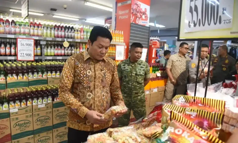 Bupati Sidoarjo, Subandi bersama Forkopimda cek stok kebutuhan pokok di pusat perbelanjaan Sidoarjo (foto: ist)