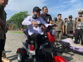 Bupati Sidoarjo, Subandi, saat mencoba mengendarai unit sepeda listrik CSR dari Indomaret untuk Satpol PP Sidoarjo (foto: ist)