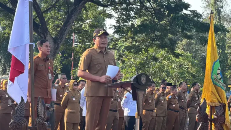 Bupati Sidoarjo, Subandi, saat menyampaikan pesan pentingnya kepada jajaran ASN, dalam agenda apel pagi di parkir timur GOR Delta, Senin (30/3/2026).