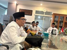 Dr. Hayat, S.AP., M.Si. saat bercerita tentang penghargaan yang diterimanya. (blok-a.com / M Berril Labiq)