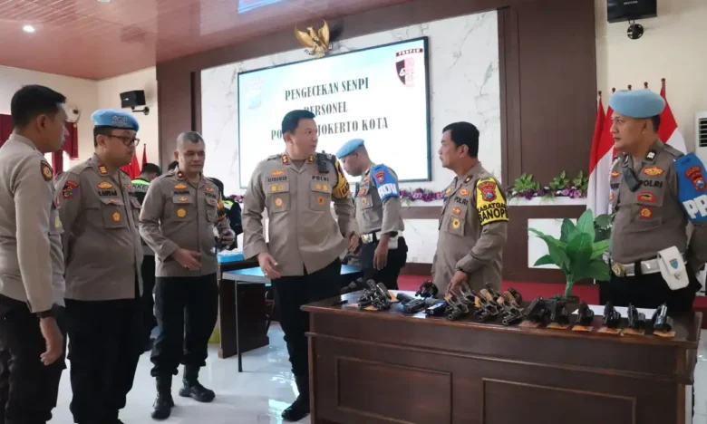Kapolres Mojokerto kota AKBP Herdiawan Arifianto saat pimpin pengecekan urine dan senjata api personel.(Foto: Dokumen Polresta)