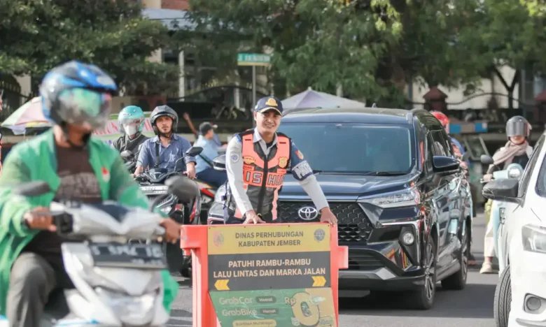 Personel Dinas Perhubungan Jember di tengah aktivitasnya mengatur lalu lintas dan membantu penerapan sistem satu arah (foto: ist)