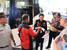Personel Dishub Jember sedang menjalankan proses pemeriksaan ketat armada bus penumpang mudik Lebaran 2026