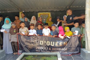 Pihak manajemen Resto & KTV D'Queen foto bersama para penerima santunan (foto: ist)