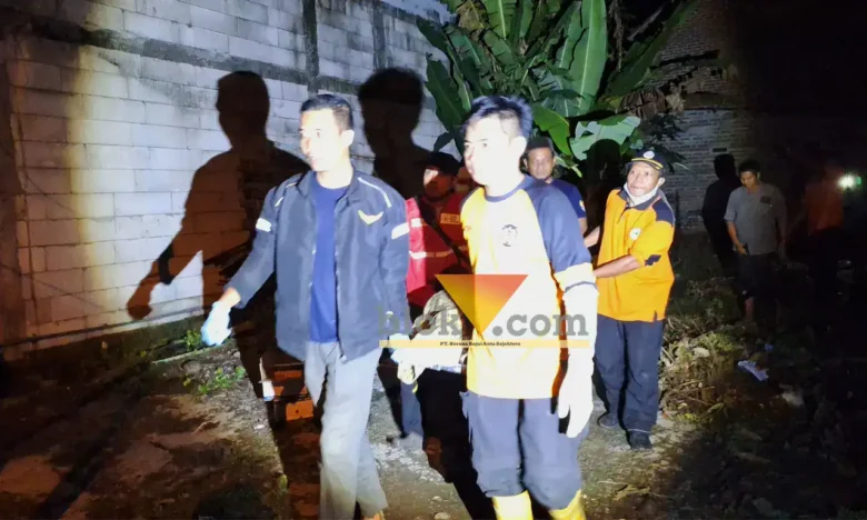 Proses evakuasi jasad pemuda yang ditemukan meninggal dunia gantung diri di rumahnya.(blok-a.com/Syahrul Wijaya)