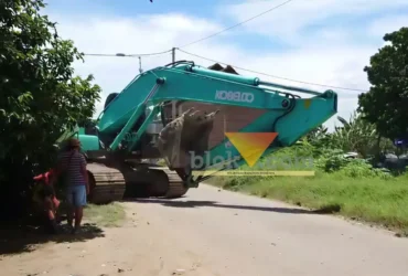 Excavator diusir warga yang demo galian C di lahan pertanian dusun Sambikerep, desa Pekukuhan, Mojosari, Mojokerto.(blok-a.com/Syahrul Wijaya)