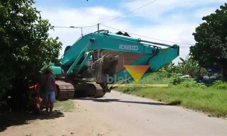 Excavator diusir warga yang demo galian C di lahan pertanian dusun Sambikerep, desa Pekukuhan, Mojosari, Mojokerto.(blok-a.com/Syahrul Wijaya)