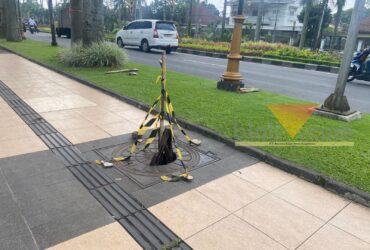 Penutup Drainase Jebol di Jalan Ijen Malang, Perempuan Terperosok