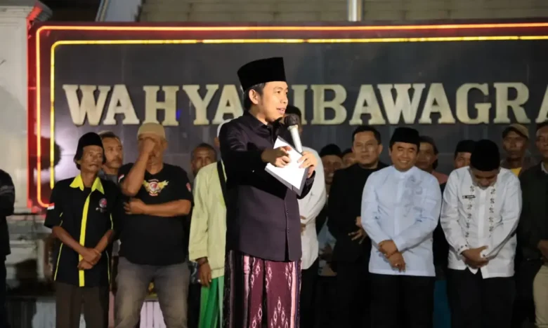 Gus Fawait saat menyampaikan sambutannya dalam acara sahur bersama yang digelar atas kerjasama dengan REI Jember di Pendopo Wahyawibawagraha Jember, Senin (16/3/2026) dini hari (foto: ist)