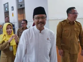 Menteri Sosial Syaifullah Yusuf saat mengunjungi kantor Bupati Gresik (foto: ist)