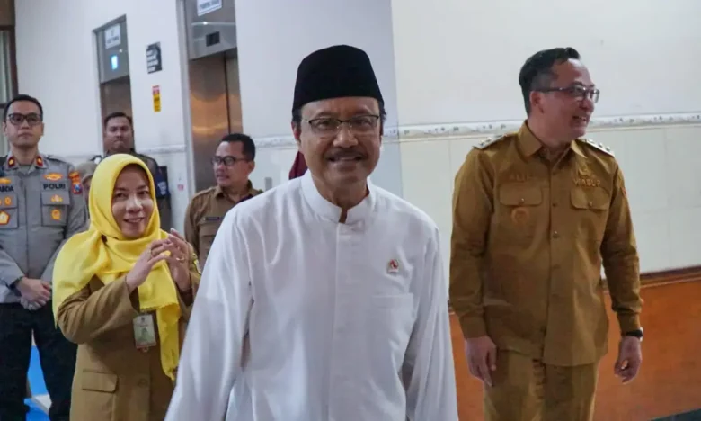 Menteri Sosial Syaifullah Yusuf saat mengunjungi kantor Bupati Gresik (foto: ist)