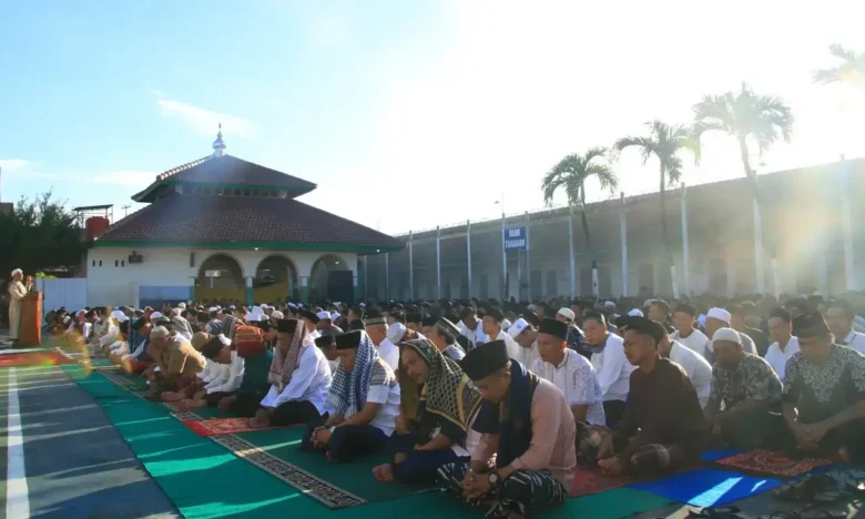 Gema takbir di balik jeruji, ratusan warga binaan Lapas Banyuwangi memadati Lapangan Blok Griya Blambangan, menunaikan Salat Idul Fitri 1 Syawal 1447 H, Sabtu (21/3/2026) (foto: dok Humas Lapas)