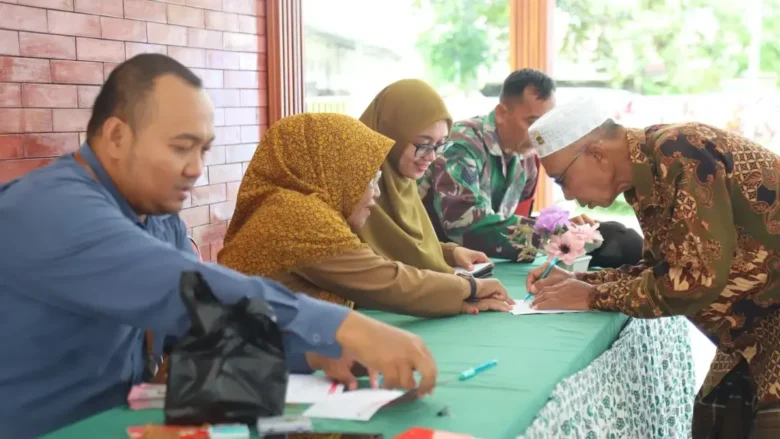 Penyaluran insentif untuk guru ngaji, modin, dan penyuluh agama nonmuslim yang dilakukan oleh Bagian Kesra Setdakab Jember (foto: ist)