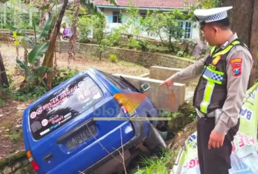 Piket lantas Polsek Kalibaru saat lakukan olah TKP laka tunggal yang menimpa minibus Isuzu Panther di Jalan Raya Jember-Banyuwangi, Minggu (8/3/2026)(blok-a.com/Kuryanto).