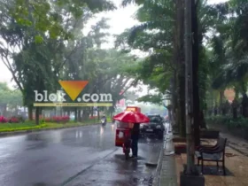 Potret penjual kopi yang setiap harinya menyaksikan ramai sepinya Jl. Veteran, Kota Malang, Senin (16/03/2026) (foto: Blok-a.com/Flora Vorentina Lum)