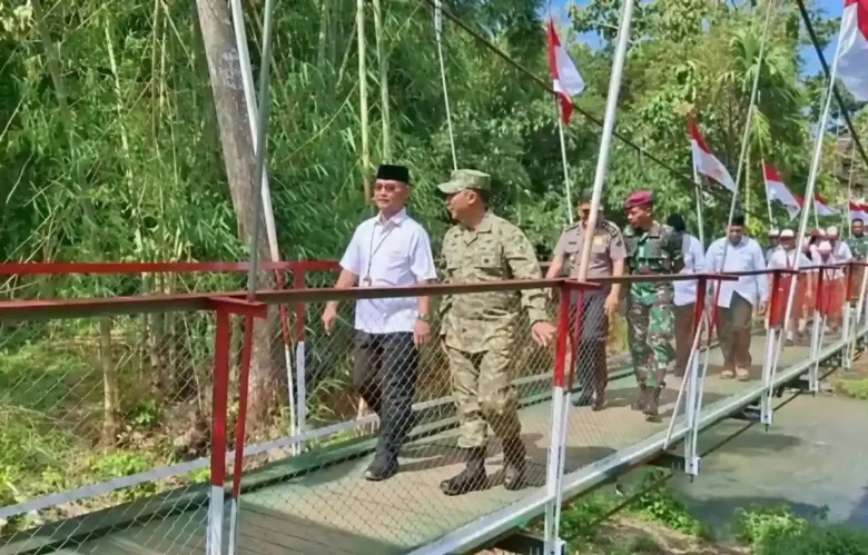 Dandim 0825 Banyuwangi meresmikan jembatan Perintis Garuda di Desa Seneporejo, Kecamatan Siliragung, Senin (9/3/2026)