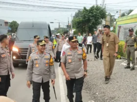 Kapolda Jatim Irjen Pol Nanang Avianto didampingi Kapolres Mojokerto AKBP Andi Yudha Pranata cek pospam Kenanten.(blok-a.com/Syahrul Wijaya)