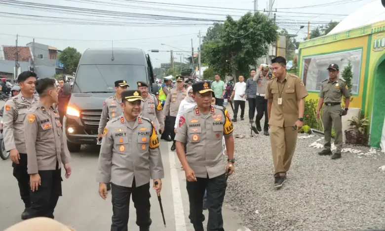 Kapolda Jatim Irjen Pol Nanang Avianto didampingi Kapolres Mojokerto AKBP Andi Yudha Pranata cek pospam Kenanten.(blok-a.com/Syahrul Wijaya)