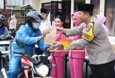 Kapolres Mojokerto kota AKBP Herdiawan Arifianto sedang membagikan takjil kepada pengguna jalan (foto: blok-a.com/Syahrul Wijaya)