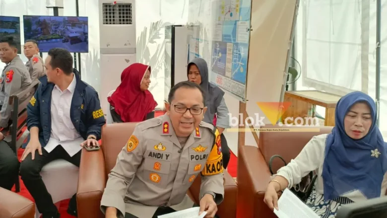 Kapolres Mojokerto AKBP Andi Yudha Pranata saat wawancara di pos pelayanan Kenanten.(foto: Blok-a.com/Syahrul Wijaya)