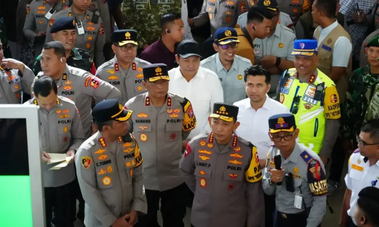 Kapolri dan beberapa pejabat lainnya dalam kunjungannya ke Terminal Purabaya, Minggu (15/3/2026), (foto: ist)