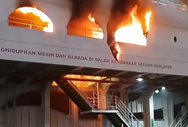Potongan vidio milik warga saat Kapal KMP Portlink VII mengalami kebakaran di Dermaga MB4 Pelabuhan Ketapang, Banyuwangi, Rabu (11/3/2026) malam (foto: Istimewa)