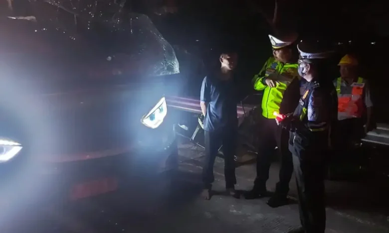 Petugas PJR 3 Polda Jatim dipimpin Panit Ipda Ridho Pramana sedang olah TKP dan evakuasi kecelakaan di tol JoMo.(Foto: Dokumen PJR 3 Polda Jatim)