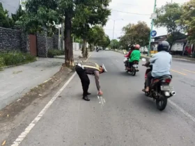 Piket lantas saat lakukan olah TKP laka tunggal yang terjadi di Jalan Gaja Mada, Banyuwangi, Senin (2/2/2026) (blok-a.com/Kuryanto)