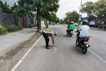 Piket lantas saat lakukan olah TKP laka tunggal yang terjadi di Jalan Gaja Mada, Banyuwangi, Senin (2/2/2026) (blok-a.com/Kuryanto)