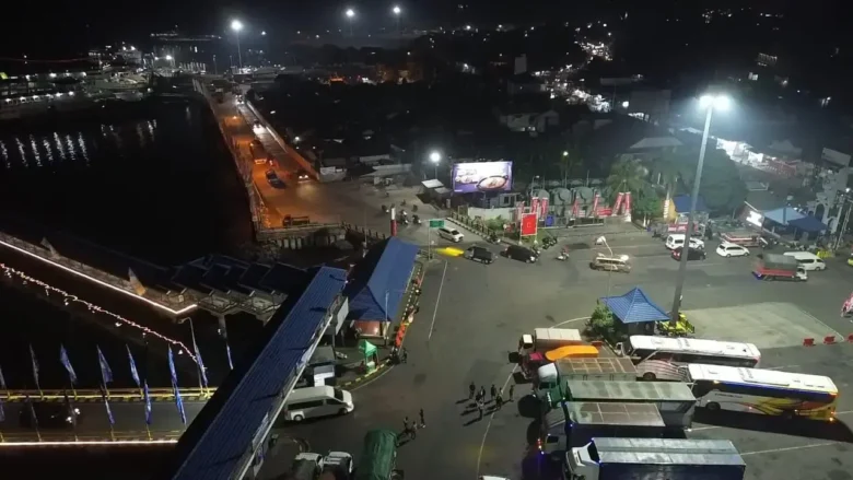 Personel gabungan Polresta Banyuwangi laksanakan Apel Pos Terpadu Ketapang, siap amankan arus mudik lebaran, Minggu (15/3/2026) malam. (blok-a.com/Kuryanto)