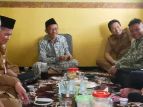 Bupati Sidoarjo, Subandi saat di kediamannya ketua PCNU Sidoarjo, Kiai Zainal Abidin