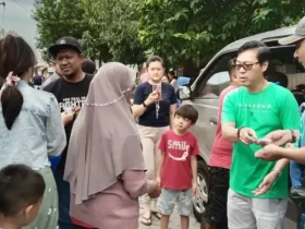 Para pengelola Resto & KTV D'Queen yang tengah membagi paket sembako kepada warga kurang mampu di sekitar wilayah operasionalnya (foto: ist)