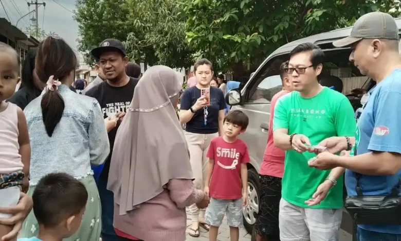 Para pengelola Resto & KTV D'Queen yang tengah membagi paket sembako kepada warga kurang mampu di sekitar wilayah operasionalnya (foto: ist)