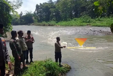 Lokasi hanyutnya bocah laki-laki berusia 8 tahun di Sungai Kalibaru di Dusun Pengundangan, Desa Karangharjo, Kecamatan Glenmore, Banyuwangi, Jumat (6/3/2026) (foto: Blok-a.com/Kuryanto)