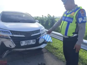 Mobil Toyota Avanza yang mengalami kecelakaan di tol JoMo (Foto: Dokumen PJR 3 Polda Jatim)