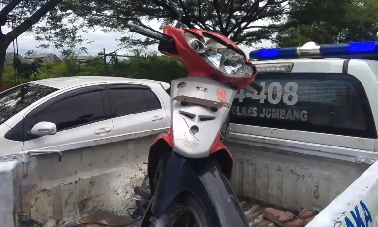 Motor korban meninggal tertabrak truk diamankan Satlantas Polres Jombang untuk penyelidikan lebih lanjut (foto: Dokumen Satlantas Polres Jombang)
