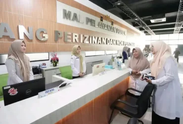 Bupati Ipuk Fiestiandani saat sidak di Mal Pelayanan Publik. (Istimewa)