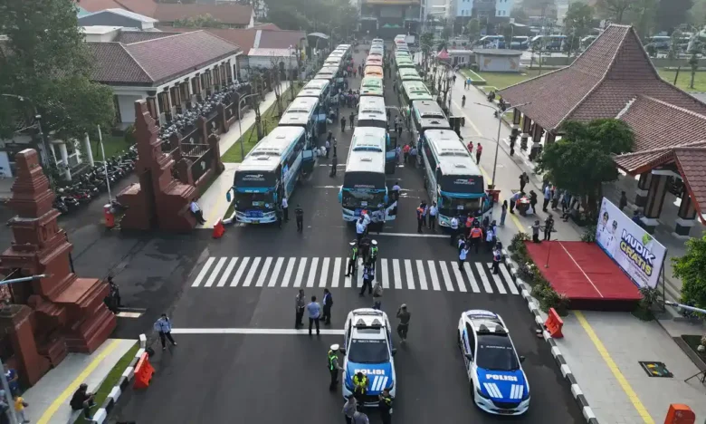 Sejumlah armada bus yang akan diberangkatkan dalam program budik gratis 2026 oleh Pemkab Sidoarjo (foto: ist)