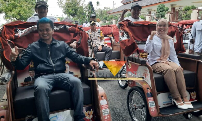 Wakil Bupati Beky Herdihansah dan Wakil Ketua DPRD Kabupaten Blitar, Ratna Dewi Nirwana Sari dalam acara penyerahan becak listrik. (blok-a.com/Fajar)