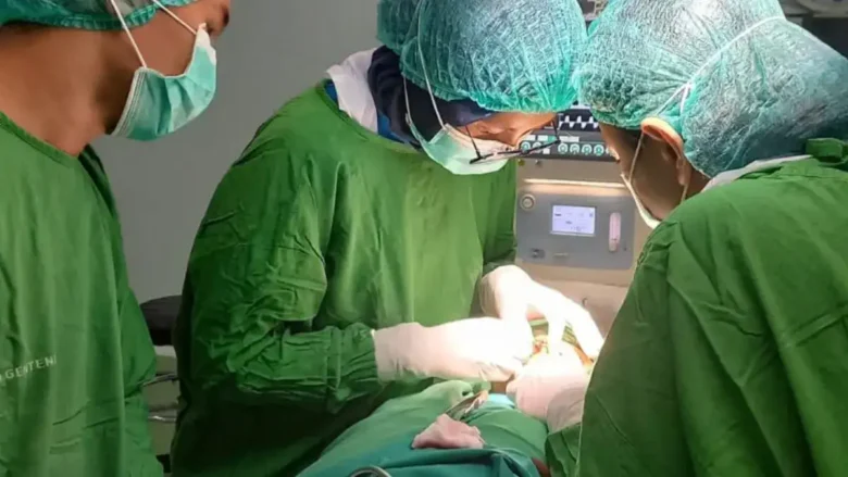 Dokter spesialis bedah mulut, drg. Zhafira Rusydina bersama tim medis saat menangani penjahitan rongga mulut pasien di kamar operasi. (dok Humas RSUD Genteng)
