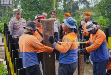 Proses penutupan perlintasan sebidang di Srengat Kabupaten Blitar (foto: Blok-a.com/Fajar)