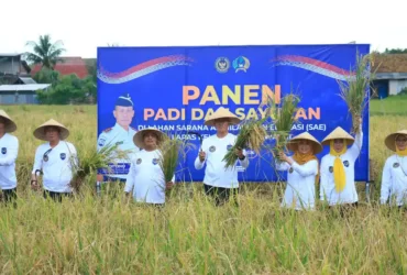 Dalam rangka mendukung program ketahan pangan nasional, Lapas Banyuwangi melalui lahan SAE Paswangi, sukses menggelar panen raya komoditas padi dan sayuran, Senin (16/3/2026)(dok Humas Lapas).