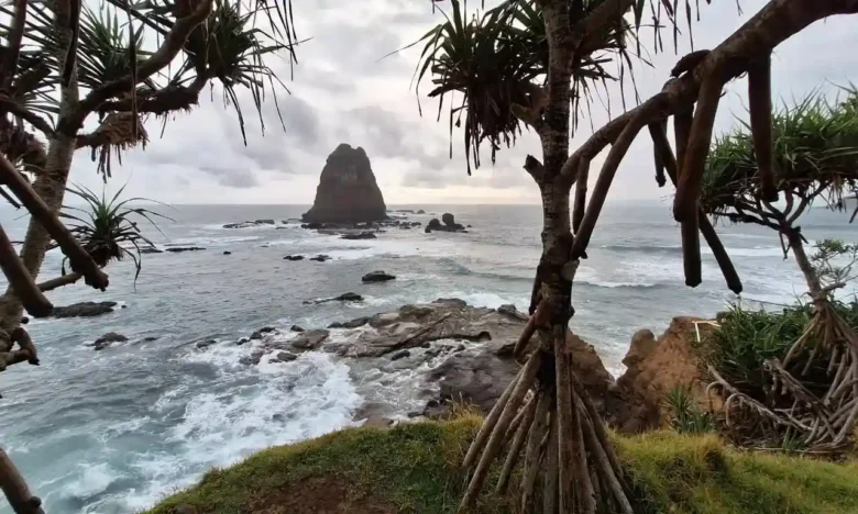 Pantai Watu Ulo, Jember dengan ciri khas pemandangan bukit karang di lepas pantai (foto: ist)