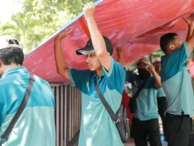 Personel gabungan dari berbagai OPD sedang melakukan penataan jalur pedestrian dan fasilitas publik di Jember (foto: ist)