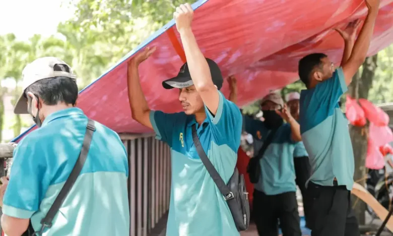 Personel gabungan dari berbagai OPD sedang melakukan penataan jalur pedestrian dan fasilitas publik di Jember (foto: ist)