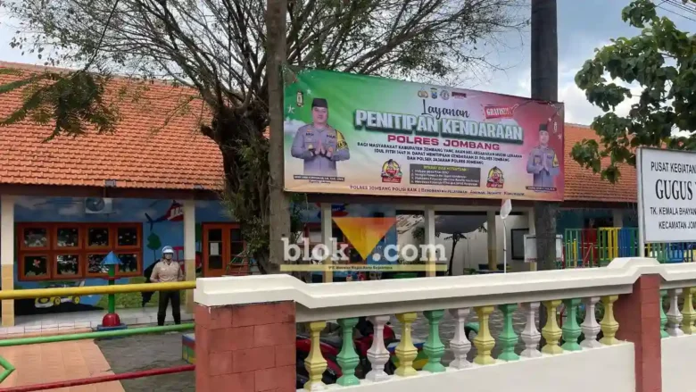 Salah satu tempat penitipan kendaraan gratis polres Jombang.(blok-a.com/Syahrul Wijaya)