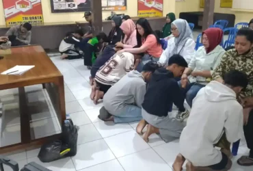 Para pemuda yang diduga akan melakukan perang sarung dikembalikan kepada keluarganya setelah diamankan polisi.(blok-a.com/Syahrul Wijaya)