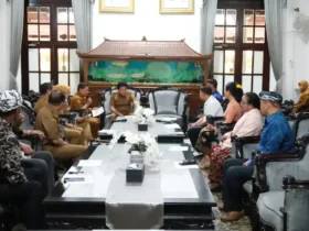 Bupati Subandi saat menerima perwakilan Parlisada Hindu Dharma Indonesia (PHDI) Kabupaten Sidoarjo, di ruang transit Pendopo Delta Wibawa, Senin (2/3/2026) (foto: ist)
