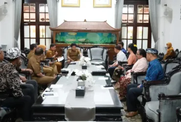 Bupati Subandi saat menerima perwakilan Parlisada Hindu Dharma Indonesia (PHDI) Kabupaten Sidoarjo, di ruang transit Pendopo Delta Wibawa, Senin (2/3/2026) (foto: ist)