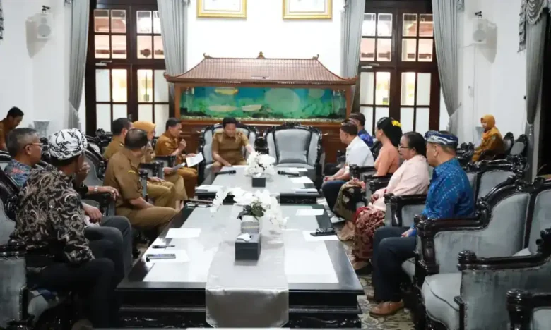 Bupati Subandi saat menerima perwakilan Parlisada Hindu Dharma Indonesia (PHDI) Kabupaten Sidoarjo, di ruang transit Pendopo Delta Wibawa, Senin (2/3/2026) (foto: ist)